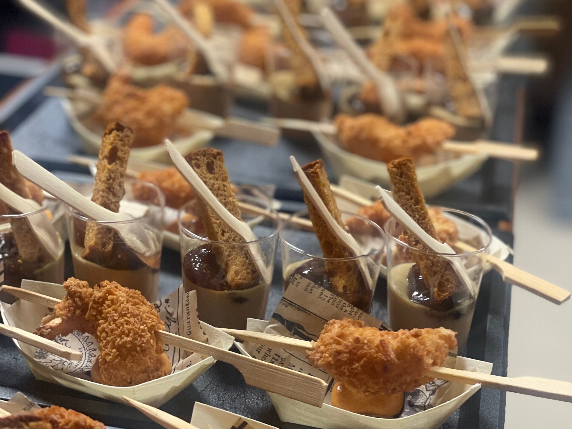 Verrines et bouchees salees en presentation traiteur