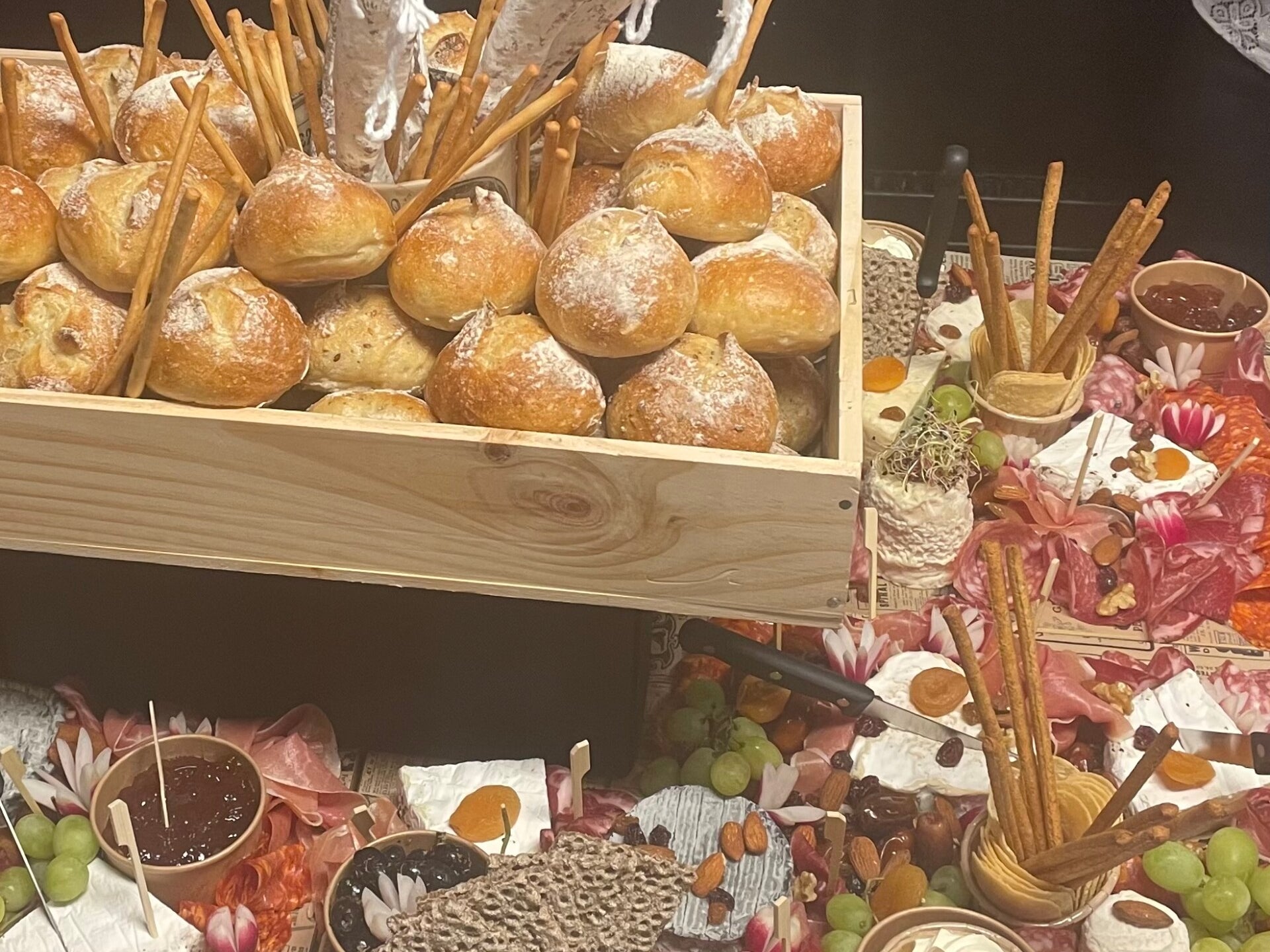Buffet traiteur avec pains, fruits et plateaux